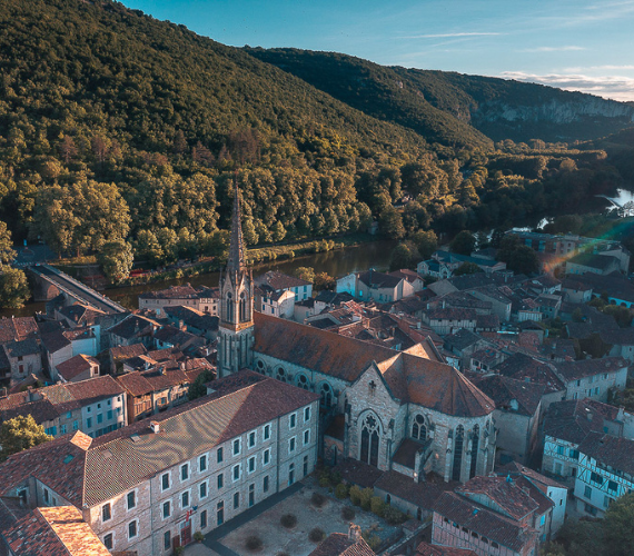 Saint Antonin Noble Val au fond de sa vallée